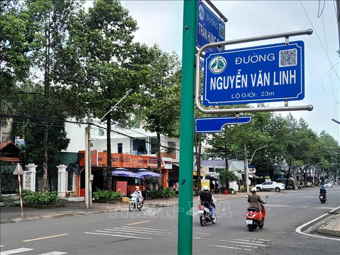 Mã QR code trên biển tên đường và các công trình công cộng. Ảnh: K GỬIH -TTXVN