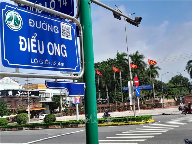 Mã QR code trên biển tên đường và các công trình công cộng. Ảnh: K GỬIH -TTXVN