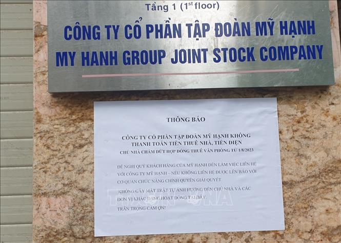 Trong ảnh: Thông báo dán trước cửa trụ sở Công ty Cổ phần Tập đoàn Mỹ Hạnh. Ảnh: Nguyễn Thắng - TTXVN 