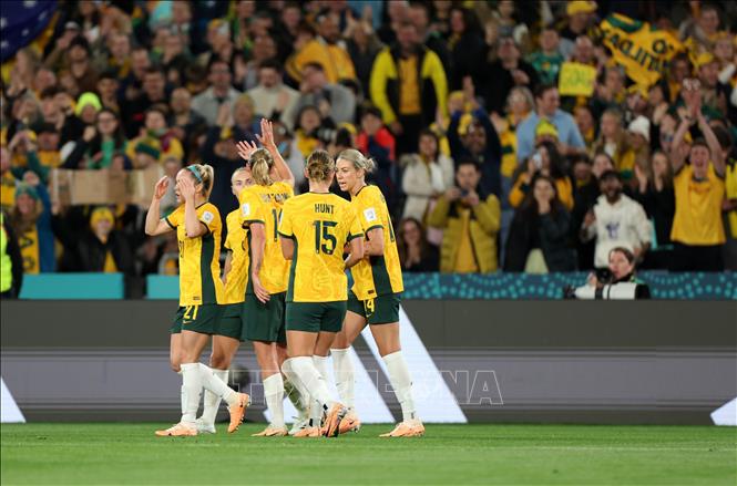 Các cầu thủ Australia ăn mừng bàn thắng mở tỉ số của Caitlin Foord. Ảnh: THX/TTXVN