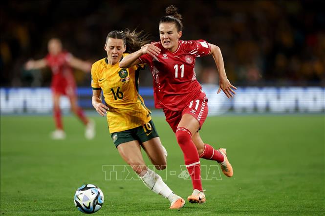 Pha tranh bóng giữa cầu thủ Katrine Veje (phải) đội tuyển Đan Mạch và Hayley Raso đội tuyển Australia. Ảnh: THX/TTXVN