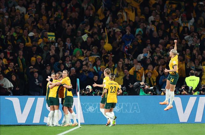 Các cầu thủ Australia ăn mừng bàn thắng mở tỉ số của Caitlin Foord. Ảnh: THX/TTXVN