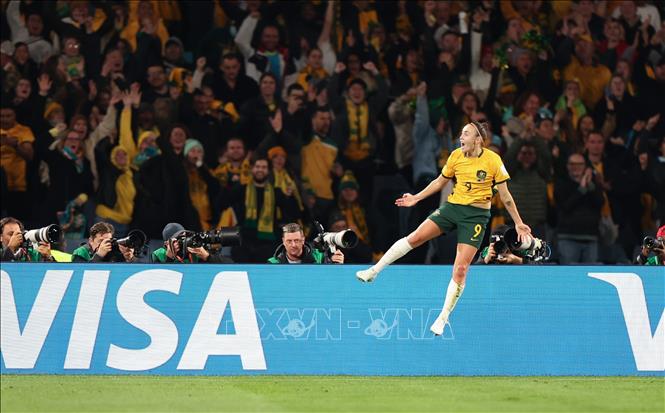 Pha ăn mừng của tiền đạo Australia Caitlin Foord sau khi ghi bàn thắng mở tỉ số trận đấu. Ảnh: THX/TTXVN