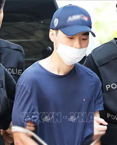 Nghi phạm Choi Won-jong bị cảnh sát bắt giữ ngày 5/8/2023. Ảnh: Yonhap/TTXVN