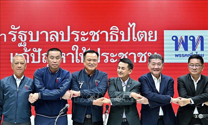 Lãnh đạo đảng Vì nước Thái Chonlanan Srikaew (thứ 3, phải) và lãnh đạo đảng Tự hào Thái Lan Anutin Charnvirakul (thứ 3, trái) tại lễ công bố thành lập Chính phủ liên minh mới ở Bangkok, ngày 7/8/2023. Ảnh: AFP/TTXVN