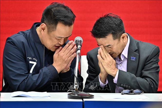 Lãnh đạo đảng Vì nước Thái Chonlanan Srikaew (phải) và lãnh đạo đảng Tự hào Thái Lan Anutin Charnvirakul tại lễ công bố thành lập Chính phủ liên minh mới ở Bangkok, ngày 7/8/2023. Ảnh: AFP/TTXVN