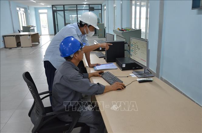 Trong ảnh: Công ty cấp nước Đà Nẵng (Dawaco) thường xuyên theo dõi tình hình độ mặn và mực nước tại các sông để có phương án phù hợp. Ảnh: Quốc Dũng - TTXVN