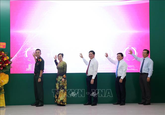 Trong ảnh: Các đại biểu thực hiện nghi thức bấm nút khánh thành, đưa vào hoạt động Trung tâm điều hành đô thị thông minh thành phố Phan Rang-Tháp Chàm. Ảnh: Công Thử - TTXVN