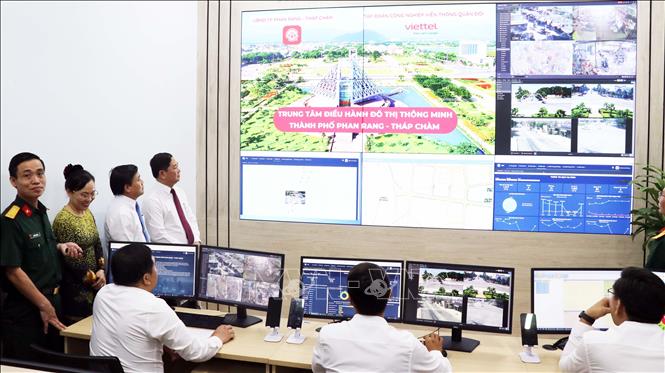 Trong ảnh: Các đại biểu tham quan Trung tâm điều hành đô thị thông minh của thành phố Phan Rang-Tháp Chàm. Ảnh: Công Thử - TTXVN