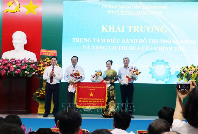 Trong ảnh: Thành phố Phan Rang-Tháp Chàm đón nhận cờ thi đua của Chính phủ. Ảnh: Công Thử - TTXVN