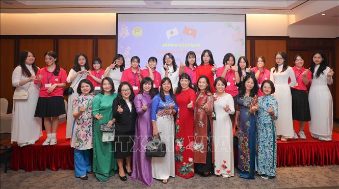 Thầy cô cùng phụ huynh và học sinh Trường THPT Việt Đức hân hoan chào đón các bạn học sinh tới từ Fukuoka (Nhật Bản). Ảnh: Thanh Tùng - TTXVN