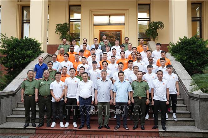 Bộ trưởng Công an Tô Lâm và Chủ tịch UBND thành phố Hà Nội Trần Sỹ Thanh cùng Ban huấn luyện, các cầu thủ CLB Công an Hà Nội. Ảnh: TTXVN
