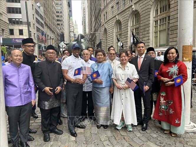 Trong ảnh: Thị trưởng thành phố New York Eric Adams (áo trắng, hàng trước thứ ba từ trái sang) cùng các Đại sứ, Trưởng phái đoàn và Trưởng cơ quan Lãnh sự các nước ASEAN tại New York tham dự Lễ thượng cờ. Ảnh: TTXVN phát