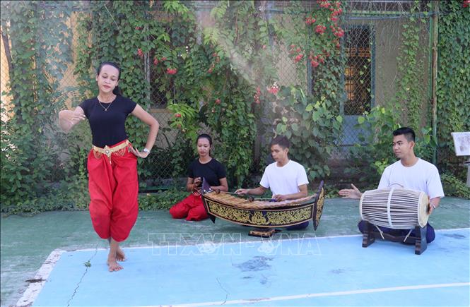 Trong ảnh: Chị Thạch Thị Ni Ta tập múa cùng các thành viên Tổ ca múa dân tộc Khmer thuộc Trung Tâm Văn hóa Nghệ thuật tỉnh Vĩnh Long. Ảnh: Lê Thúy Hằng - TTXVN