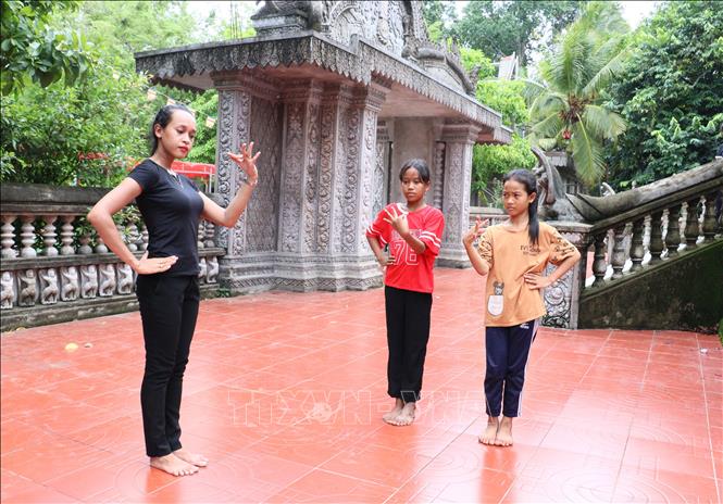 Trong ảnh: Chị Thạch Thị Ni Ta dạy múa cho các em nhỏ tại xã Tân Mỹ, huyện Trà Ôn, tỉnh Vĩnh Long. Ảnh: Lê Thúy Hằng - TTXVN