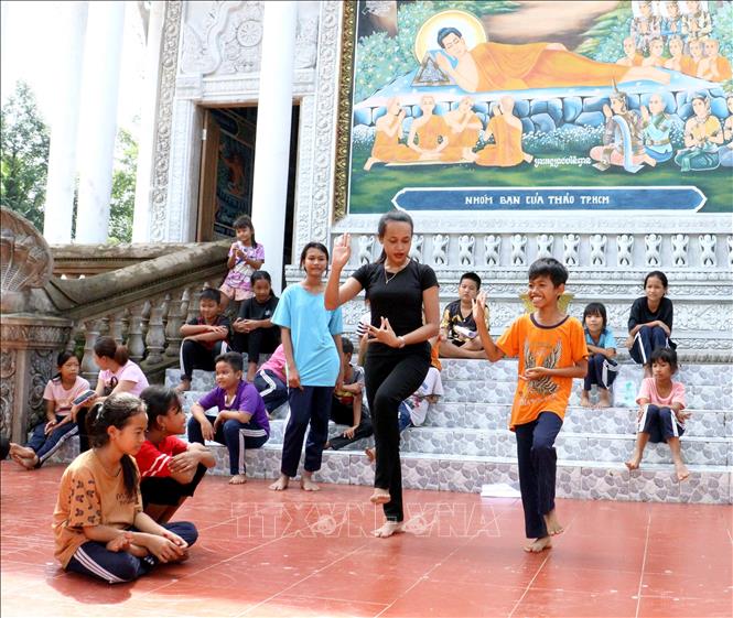 Trong ảnh: Chị Thạch Thị Ni Ta dạy múa cho các em nhỏ đồng bào Khmer tại xã Tân Mỹ, huyện Trà Ôn, tỉnh Vĩnh Long. Ảnh: Lê Thúy Hằng - TTXVN