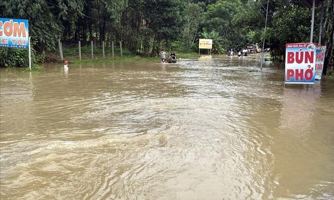 Quốc lộ 2, đoạn qua địa phận huyện Hàm Yên, tỉnh Tuyên Quang bị ngập lụt. Ảnh: Vũ Quang - TTXVN 