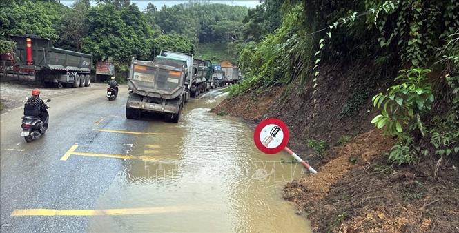 Quốc lộ 2, đoạn qua địa phận huyện Hàm Yên, tỉnh Tuyên Quang bị ngập cục bộ, gây ách tắc giao thông. Ảnh: Vũ Quang - TTXVN 