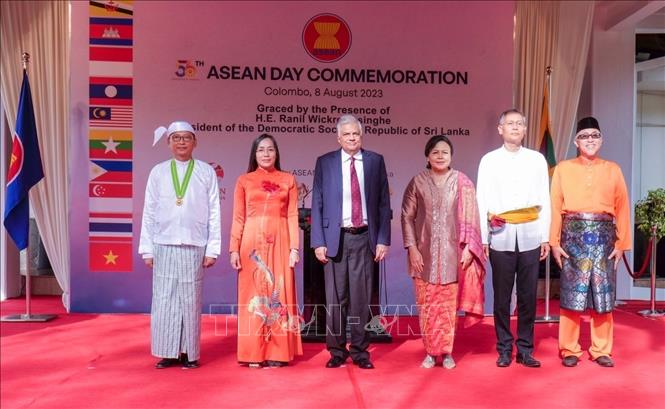 Trong ảnh: Tổng thống Sri Lanka Ranil Wickremesinghe và Đại sứ các nước ASEAN chụp ảnh lưu niệm. Ảnh: TTXVN phát 