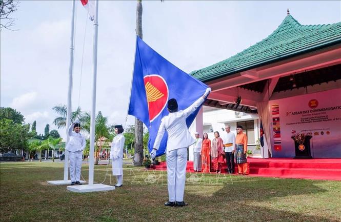 Trong ảnh: Đại sứ các nước ASEAN tham gia Lễ thượng cờ ở thủ đô Colombo của Sri Lanka. Ảnh: TTXVN phát