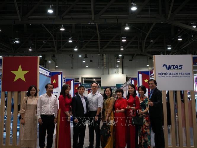Representatives from the Vietnam Trade Office in the US pose for a group photo with businesses from the VITAS and LEFASO. Photo by courtesy/VNA