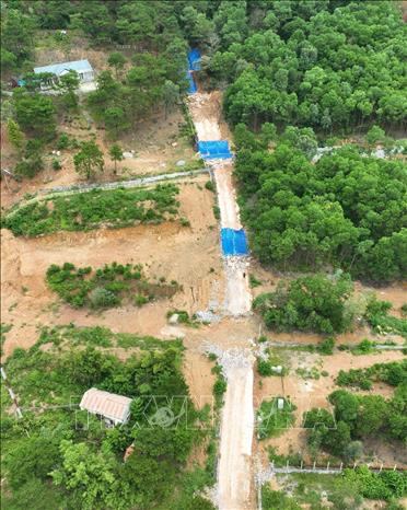 Chính quyền địa phương đã có giải pháp khắc phục tạm thời xẻ rãnh nhiều vị trí tuyến đường bê tông tự phát, tăng khả năng thoát nước nếu có mưa lớn tiếp tục. Ảnh: Minh Quyết – TTXVN