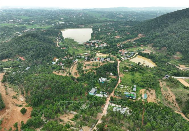Nguyên nhân sạt lở được chính quyền địa phương khẳng định là do hệ thống thoát nước của đường phòng cháy chữa cháy bị tắc, chứ không phải do việc xây dựng các homestay tại đây. Ảnh: Minh Quyết – TTXVN