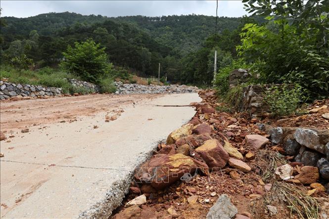 Hiện trường đất đá trôi từ điểm xói lở phía chân đồi xuống phía dưới. Ảnh: Minh Quyết – TTXVN