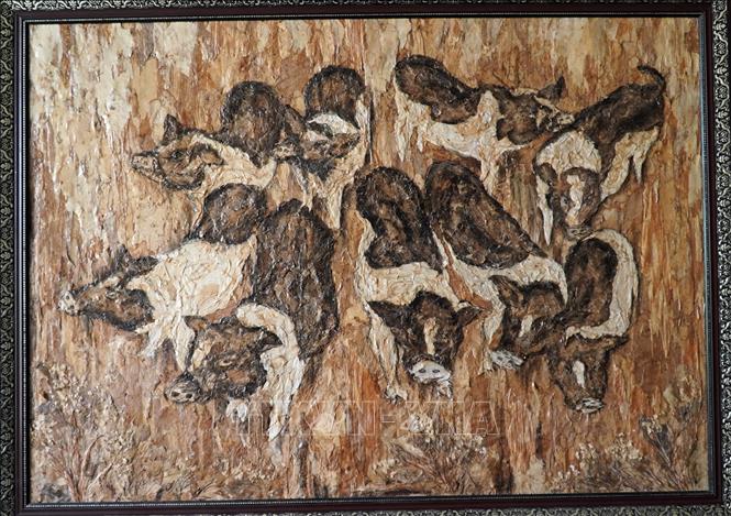 Trong ảnh: Họa sĩ Lê Hoàng Nhân thường khắc họa những khung cảnh về làng quê, con người vùng Miệt thứ An Minh
Ảnh: Văn Sĩ-TTXVN                               