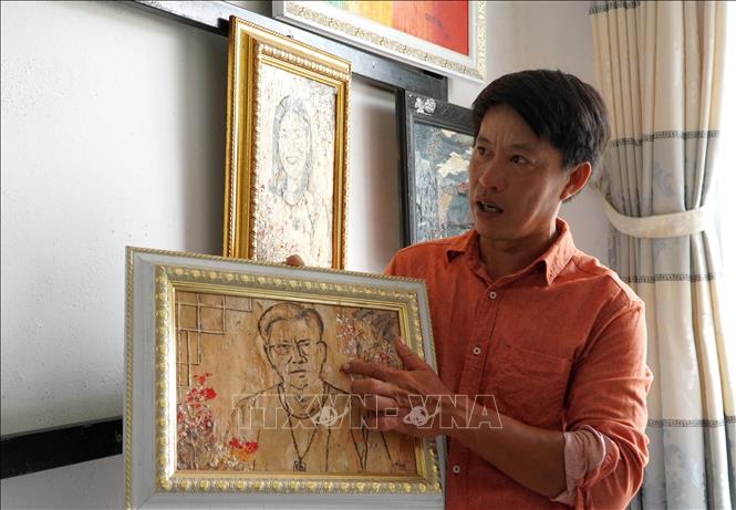 Trong ảnh: Ông Lê Hoàng Nhân giới thiệu bức tranh khắc họa chân dung Nhà giáo ưu tú Ngô Hồng Khiêm, người được tuyên dương vì có nhiều hoạt động giúp đỡ học sinh nghèo ở thành phố Rạch Giá, tỉnh Kiên Giang. Ảnh: Văn Sĩ-TTXVN