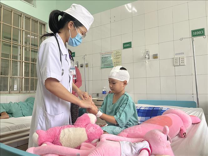 Bệnh nhi N.T.H. được theo dõi sức khoẻ sau ca phẫu thuật và chờ ghép lại xương sọ tại Bệnh viện Nhi đồng Đồng Nai. Ảnh: Lê Xuân-TTXVN