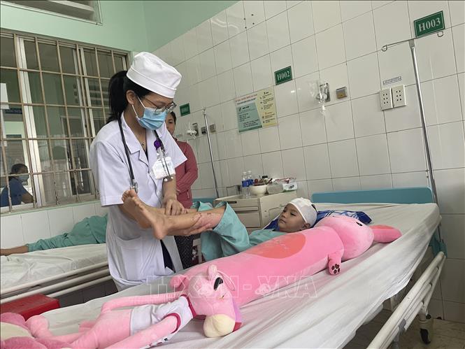 Bệnh nhi N.T.H. được theo dõi sức khoẻ sau ca phẫu thuật và chờ ghép lại xương sọ tại Bệnh viện Nhi đồng Đồng Nai. Ảnh: Lê Xuân-TTXVN