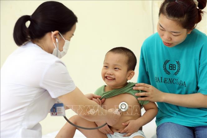 Trong ảnh: Chăm sóc y tế cho trẻ em tại Cơ sở Bảo trợ xã hội tổng hợp tỉnh Lạng Sơn. Ảnh: Anh Tuấn – TTXVN
