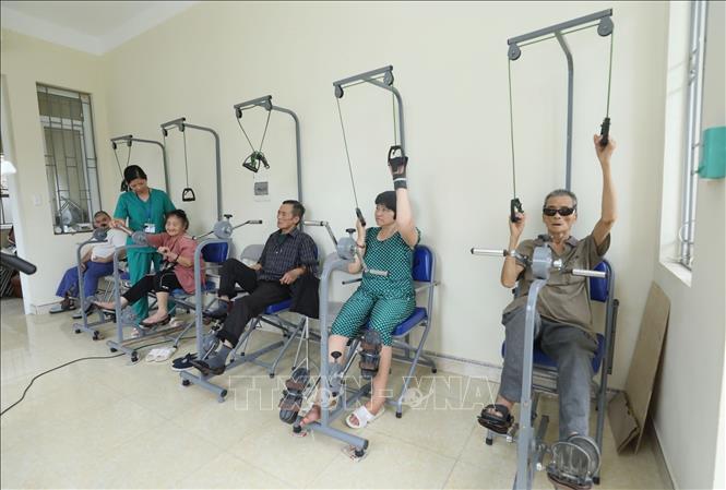Trong ảnh: Cán bộ Cơ sở Bảo trợ xã hội tổng hợp tỉnh Lạng Sơn hướng dẫn các đối tượng tập phục hồi chức năng tại Cơ sở. Ảnh: Anh Tuấn – TTXVN