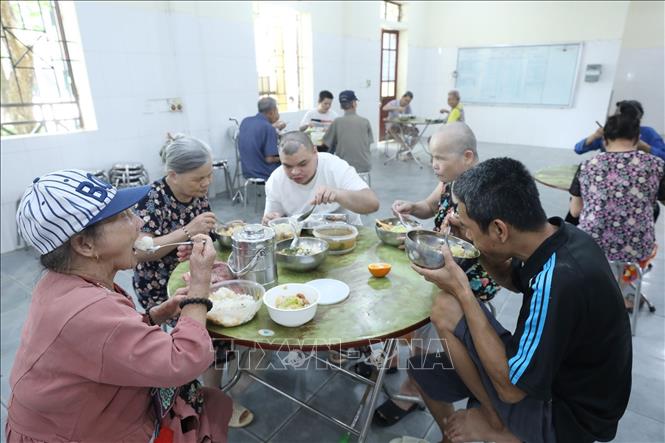 Trong ảnh: Bữa ăn trưa của các đối tượng tại Cơ sở Bảo trợ xã hội tổng hợp tỉnh Lạng Sơn. Ảnh: Anh Tuấn – TTXVN
