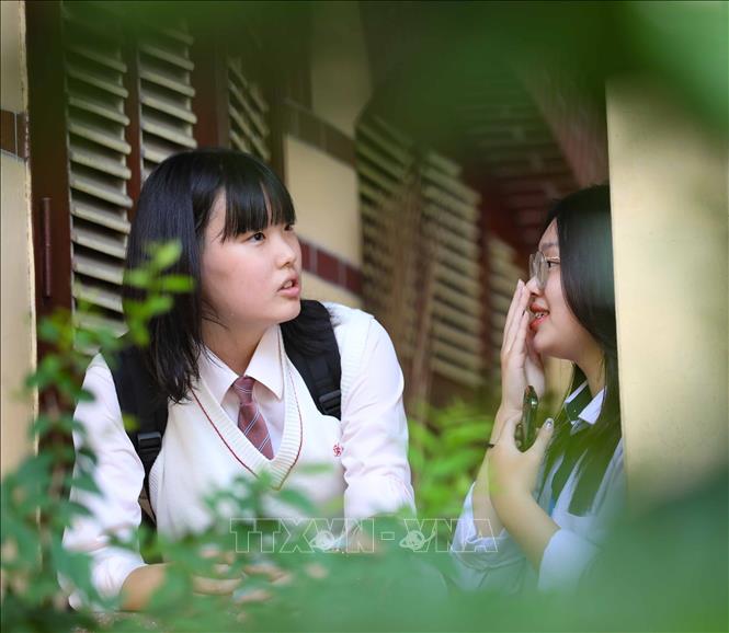 Nữ sinh tỉnh Fukuoka (Nhật Bản) ngỡ ngàng trước vẻ đẹp kiến trúc của trường THPT Trần Phú (Hoàn Kiếm, Hà Nội). Ảnh: Thanh Tùng - TTXVN 