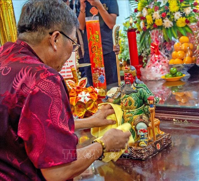 Nghi thức tắm Côn (ông) trong lễ vía Quan Thánh Đế Quân. Ảnh: TTXVN phát