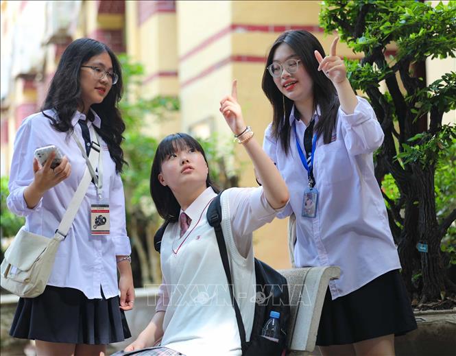 Nữ sinh tỉnh Fukuoka (Nhật Bản) ngạc nhiên trước kiến trúc của trường THPT Trần Phú (Hoàn Kiếm, Hà Nội). Ảnh: Thanh Tùng - TTXVN 