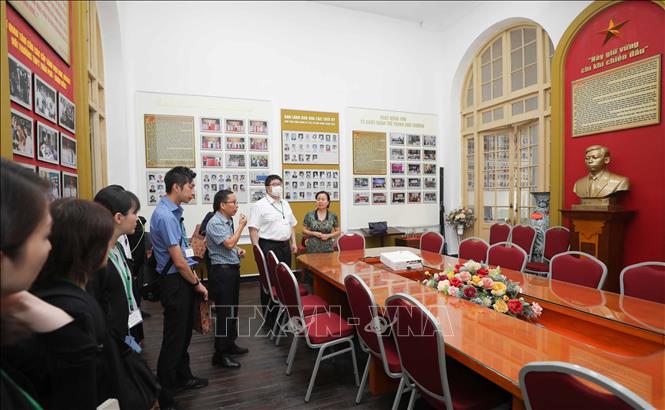 Nhà giáo Trần Thị Hải Yến, Hiệu trưởng trường THPT Trần Phú (Hoàn Kiếm, Hà Nội) giới thiệu với các giáo viên tỉnh Fukuoka (Nhật Bản) về truyền thống xây dựng và phát triển của nhà trường. Ảnh: Thanh Tùng - TTXVN 