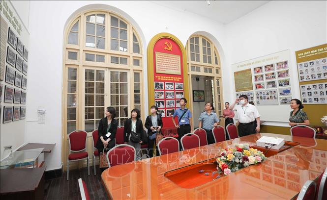 Nhà giáo Trần Thị Hải Yến, Hiệu trưởng trường THPT Trần Phú (Hoàn Kiếm, Hà Nội) giới thiệu với các giáo viên tỉnh Fukuoka (Nhật Bản) về truyền thống xây dựng và phát triển của nhà trường. Ảnh: Thanh Tùng - TTXVN 