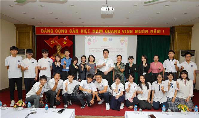 Đoàn cán bộ, giáo viên, học sinh tỉnh Fukuoka (Nhật Bản) chụp ảnh chung cùng thầy cô, học sinh trường THPT Trần Phú (Hoàn Kiếm, Hà Nội). Ảnh: Thanh Tùng - TTXVN
