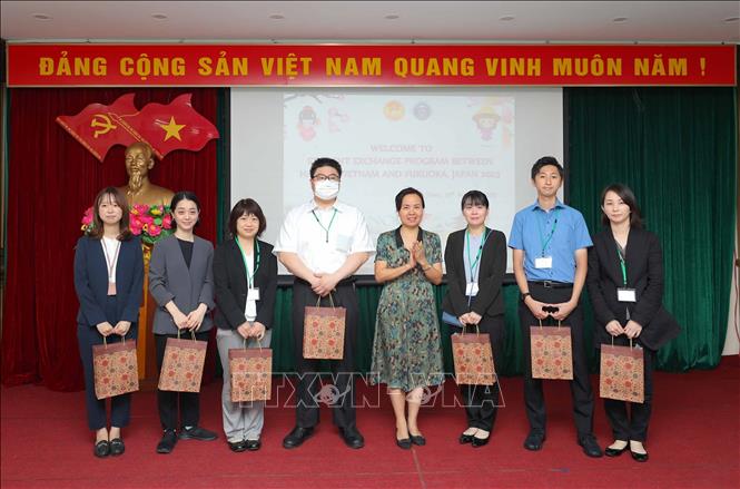 Nhà giáo Trần Thị Hải Yến, Hiệu trưởng trường THPT Trần Phú (Hoàn Kiếm, Hà Nội) tặng quà lưu niệm, chúc mừng đoàn cán bộ, giáo viên tỉnh Fukuoka (Nhật Bản) tới thăm trường. Ảnh: Thanh Tùng - TTXVN