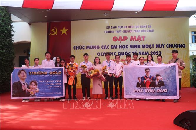 Niềm vui của giáo viên và học sinh đạt huy chương. Ảnh: Bích Huệ - TTXVN