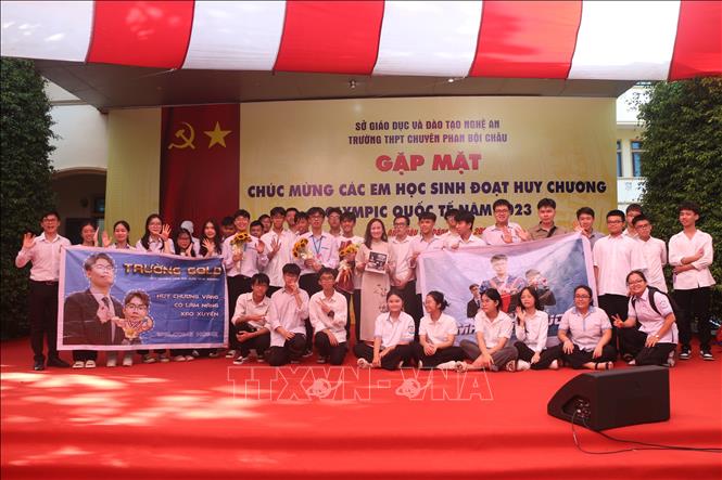 Niềm vui của giáo viên và học sinh đạt huy chương. Ảnh: Bích Huệ - TTXVN