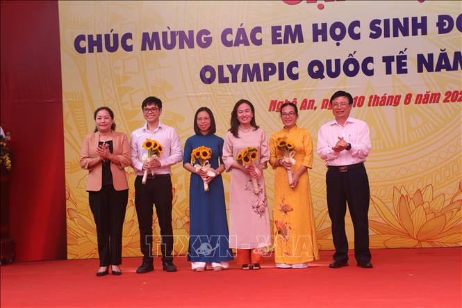 Lãnh đạo tỉnh khen thưởng các giáo viên bồi dưỡng học sinh đạt giải. Ảnh: Bích Huệ - TTXVN