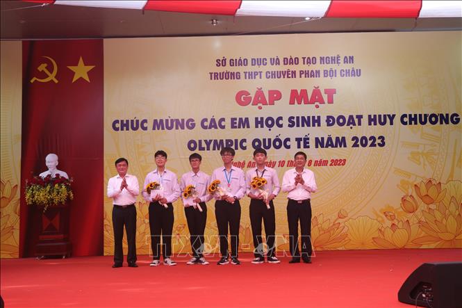 Bí thư Tỉnh ủy Nghệ An và Giám đốc Sở Giáo dục và Đào tạo Nghệ An khen thưởng 4 học sinh đạt huy chương Olympic Quốc tế. Ảnh: Bích Huệ - TTXVN