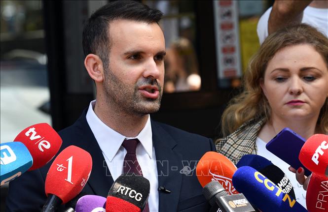 Ứng viên tranh cử Thủ tướng Montenegro Milojko Spajic (trái) trong cuộc họp báo sau khi bỏ phiếu tổng tuyển cử ở Podgorica, ngày 11/6/2023. Ảnh: AFP/TTXVN