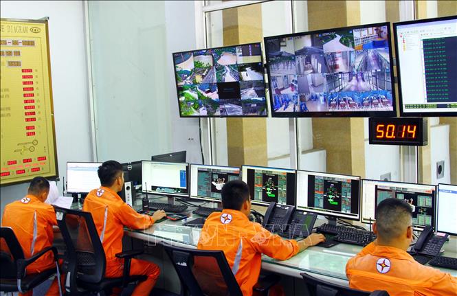 Cán bộ nhân viên Thủy điện Bản Vẽ theo dõi lượng mưa và diễn biến thời tiết khu vực lưu vực hồ Bản Vẽ nhằm chủ động xây dựng phương án ứng phó hợp lý. Ảnh: Tá Chuyên - TTXVN
