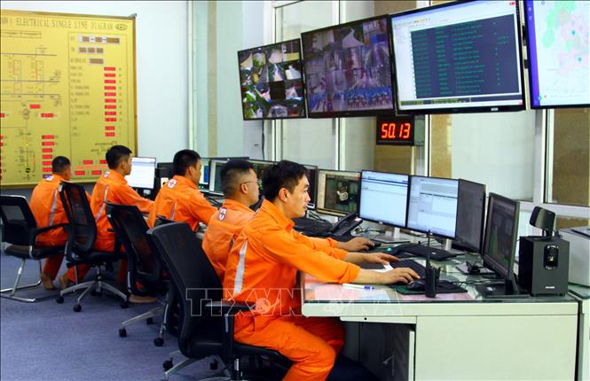 Cán bộ thủy điện Bản Vẽ chủ động lên phương án sẵn sàng điều tiết nước chứa trong hồ, nhằm thực hiện hiệu quả việc cắt giảm lũ cho hạ du và đảm bảo an toàn hồ đập. Ảnh: Tá Chuyên - TTXVN 
