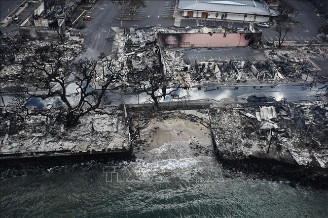 Nhiều ngôi nhà bị thiêu rụi trong vụ cháy rừng tại Maui, Hawaii, Mỹ, ngày 10/8/2023. Ảnh: AFP/TTXVN